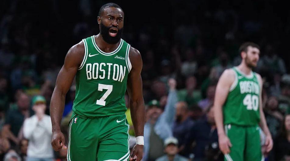 凯尔特人队后卫突破精湛,砍下场均分疯狂进攻 凯尔特人队后卫突破精湛,砍下场均分疯狂进攻