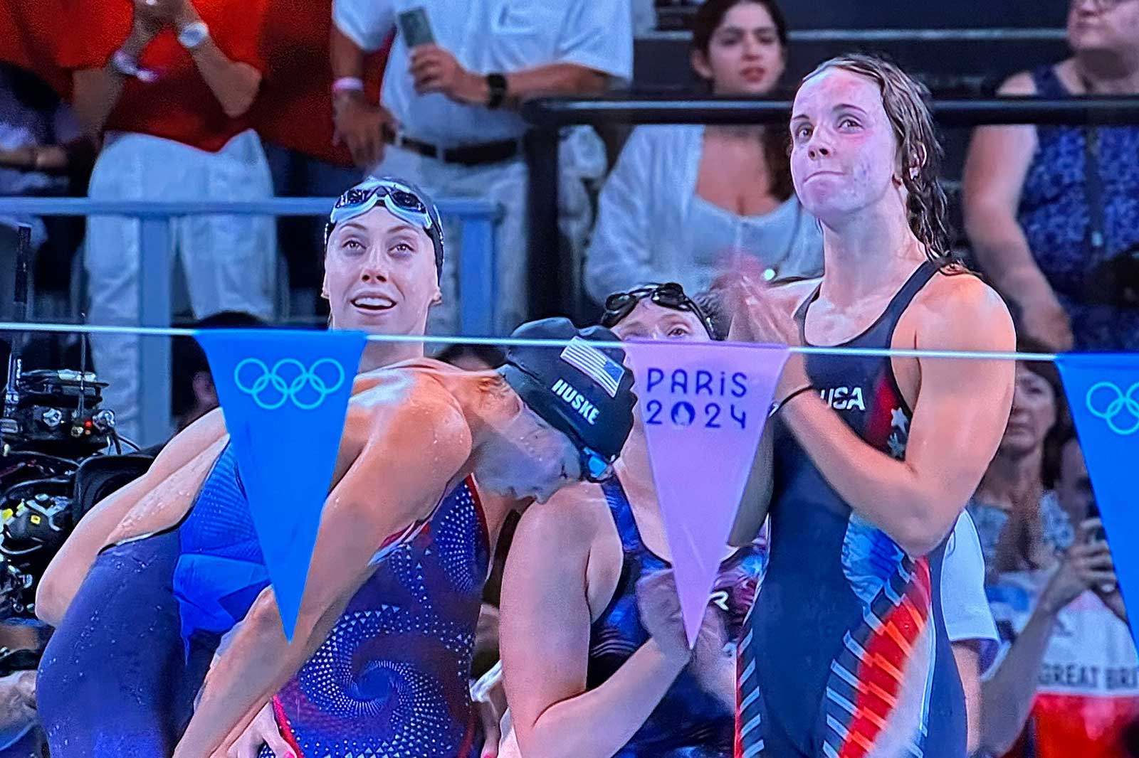 运动员在比赛中夺得紧张胜利 运动员在比赛中夺得紧张胜利