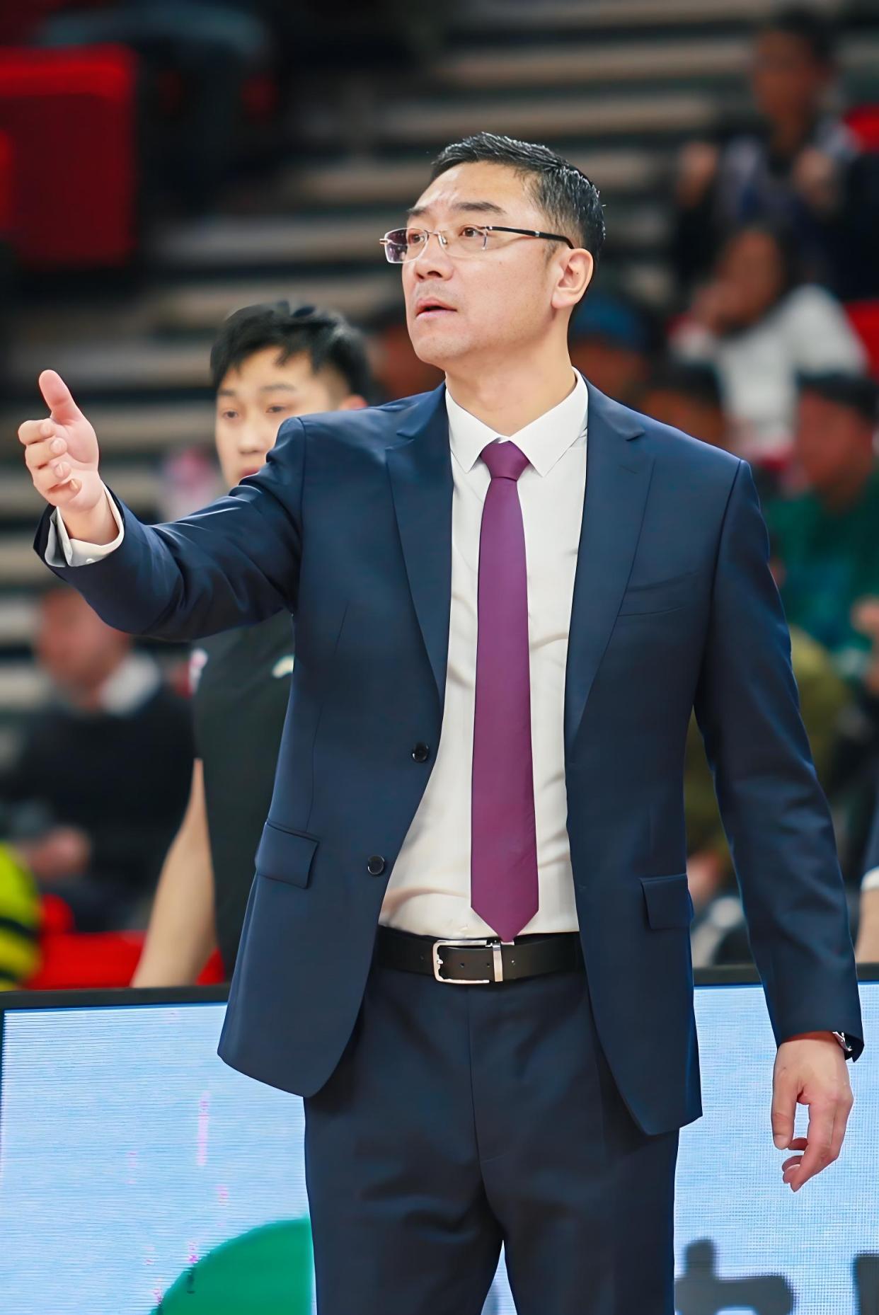 主教练突然宣布离职,球队风波不断 主教练突然宣布离职,球队风波不断