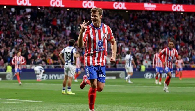 FB体育官网-摩纳哥球员庆祝胜利，士气高涨