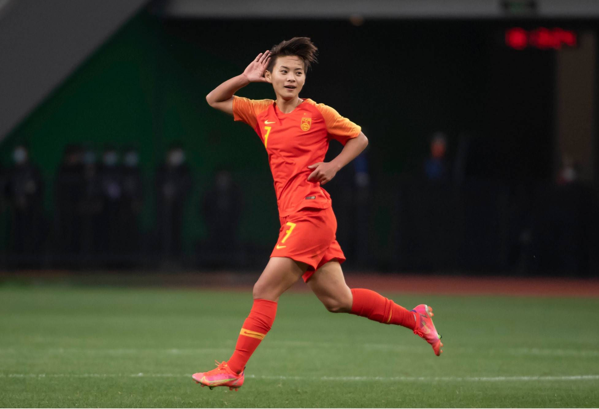 -包含迎难而上：女足比赛球员征服困难的词条