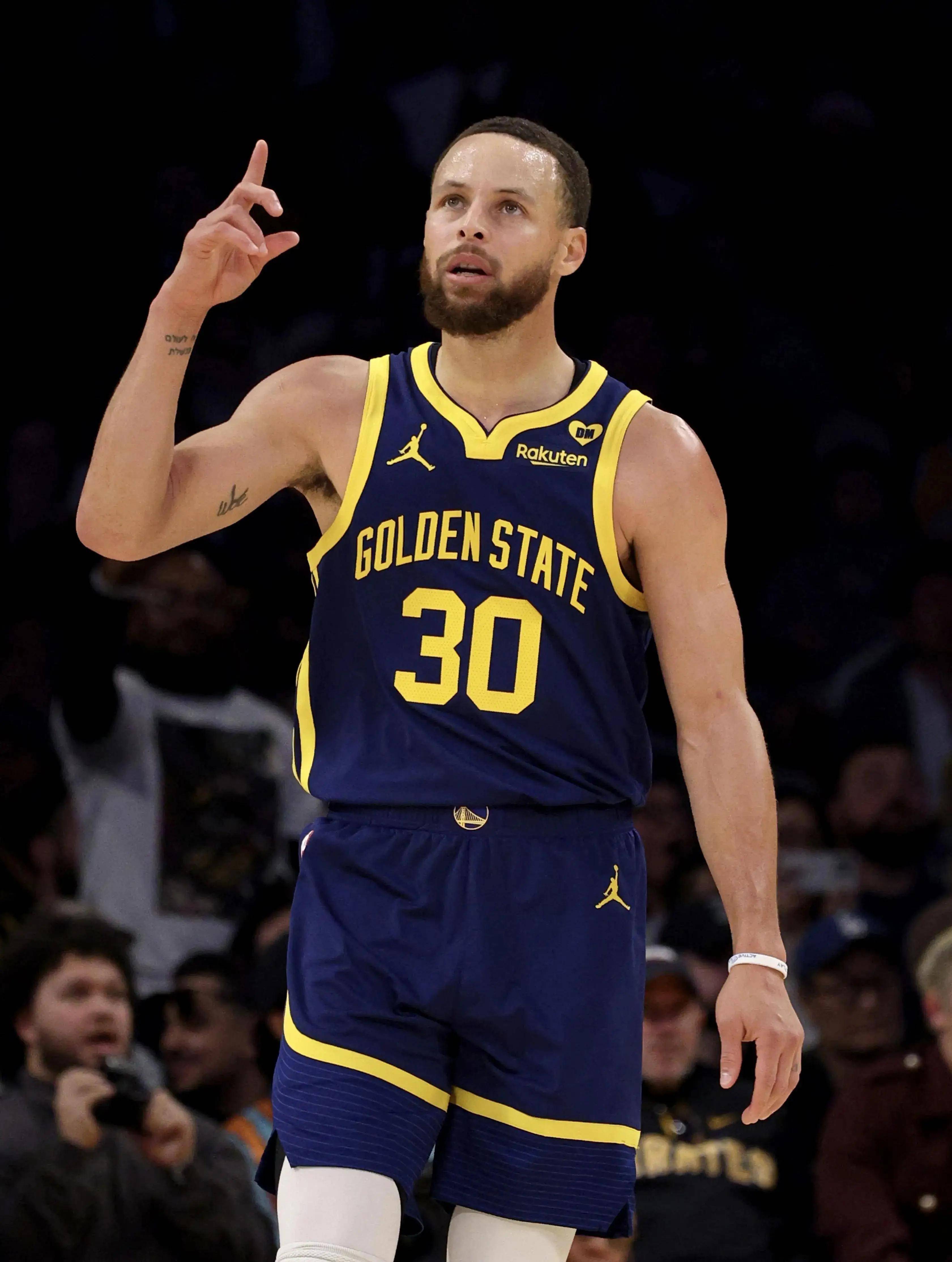 勇士逆转战胜灰熊,库里神奇表现 勇士逆转战胜灰熊,库里神奇表现