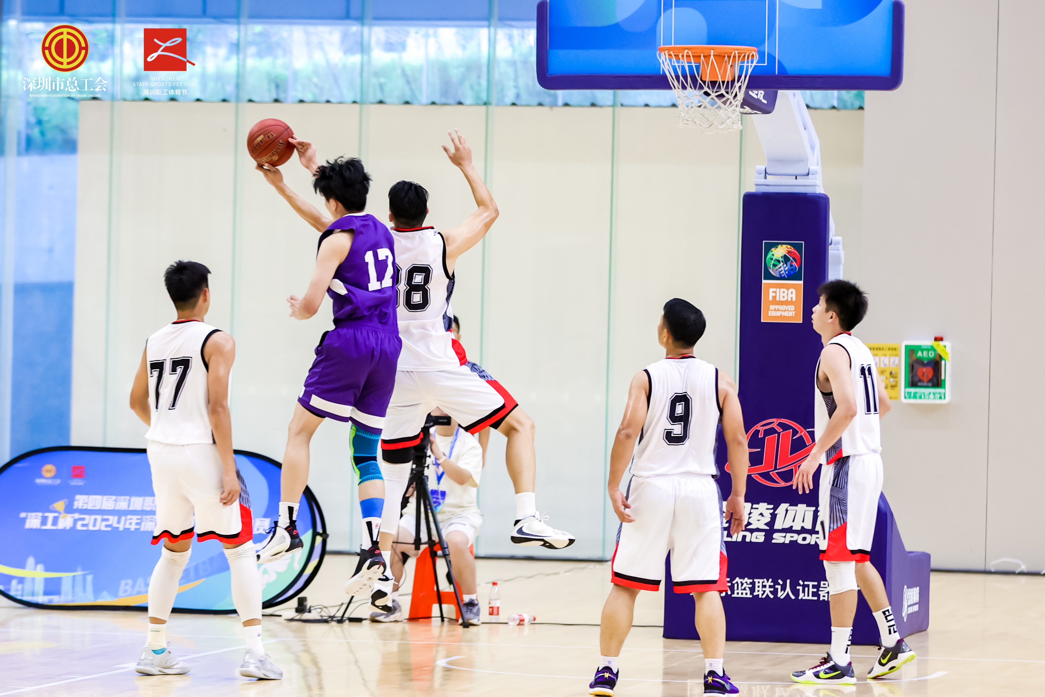 火爆的CBA比赛引发球迷狂热,场上激烈角逐精彩纷呈 火爆的CBA比赛引发球迷狂热,场上激烈角逐精彩纷呈