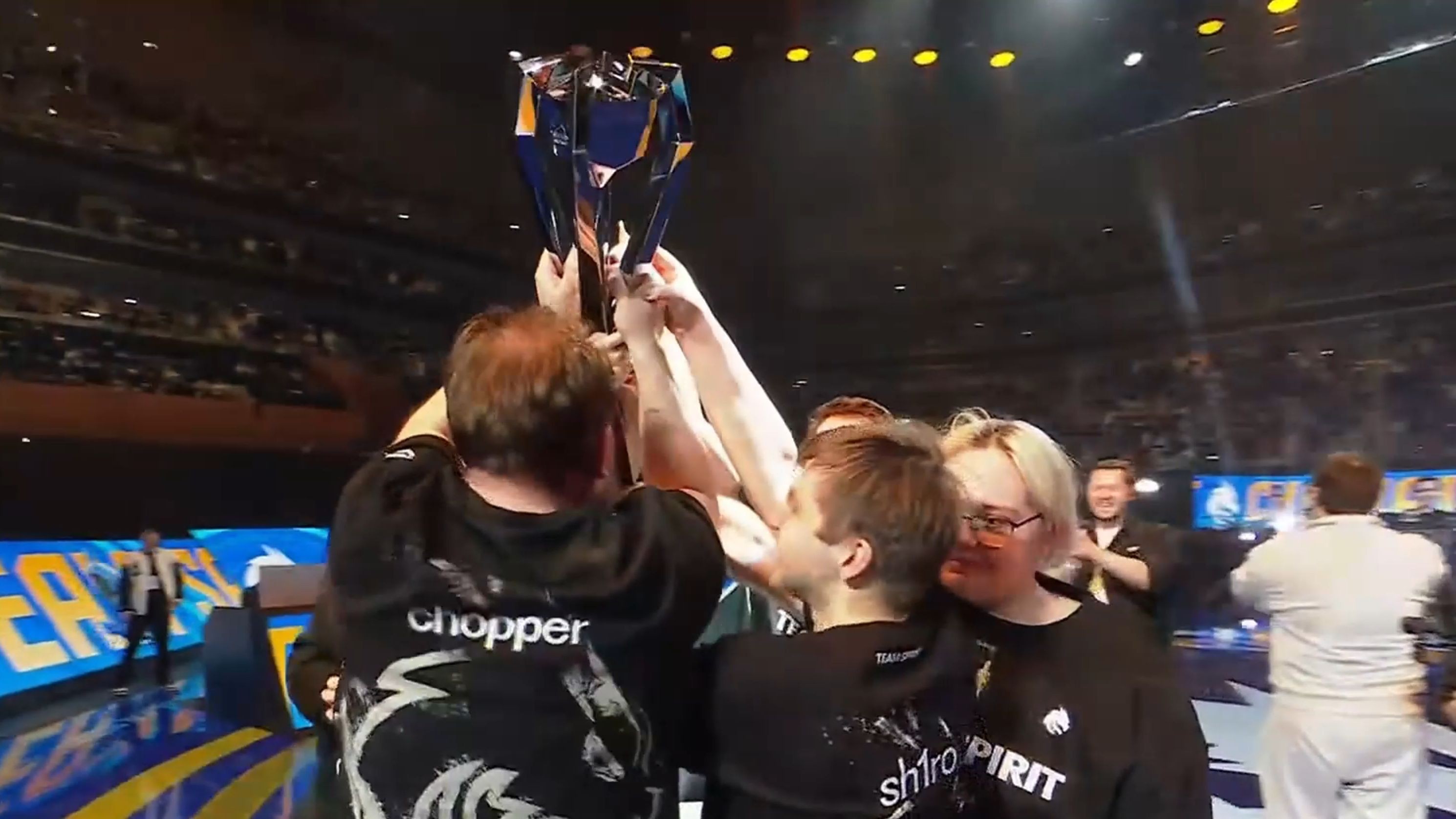 包含沃尔夫斯堡队员喜极而泣，终结不胜的词条