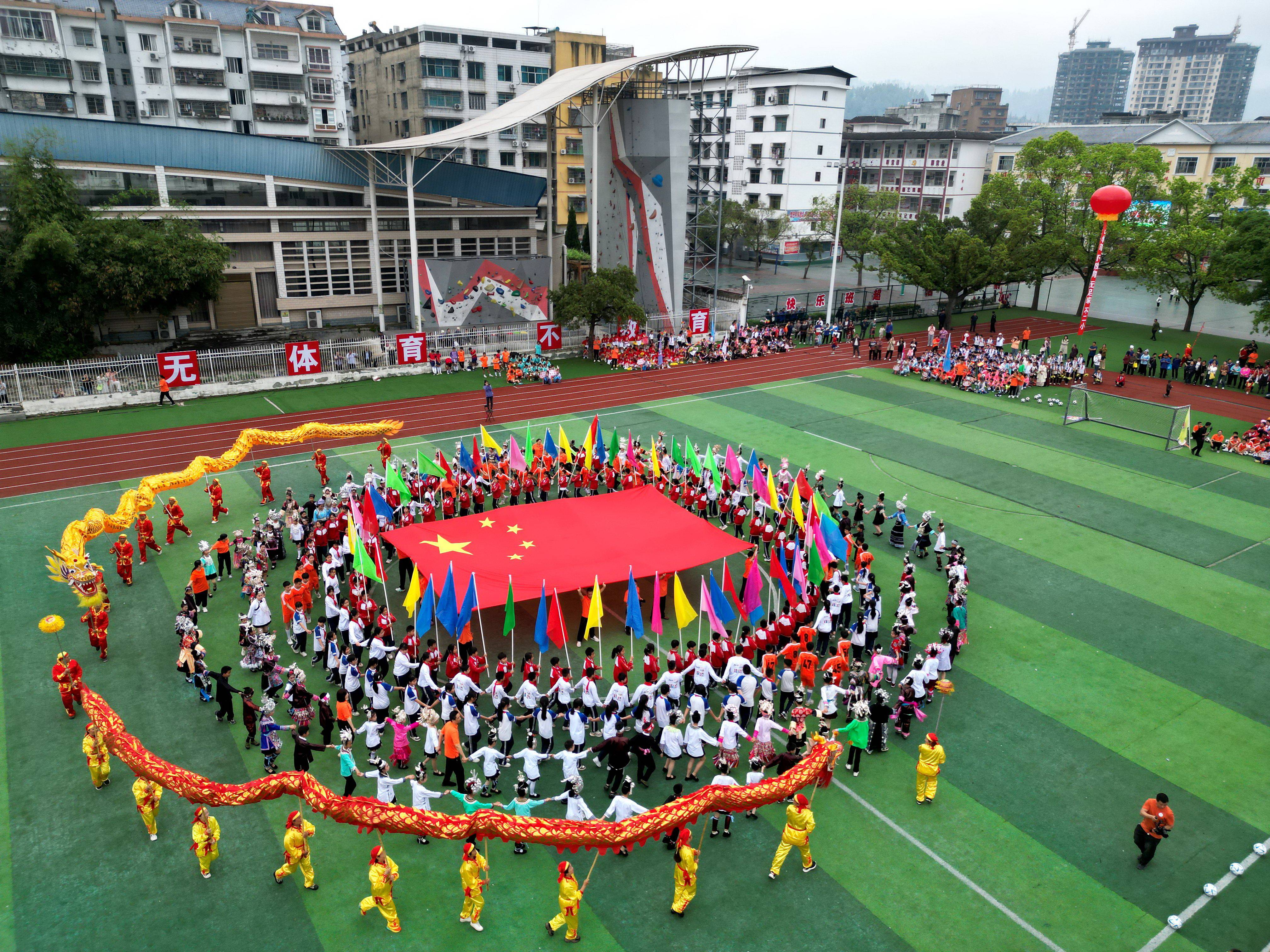 足球比赛现场飘起五彩彩带,宛如节日气氛 足球比赛现场飘起五彩彩带,宛如节日气氛