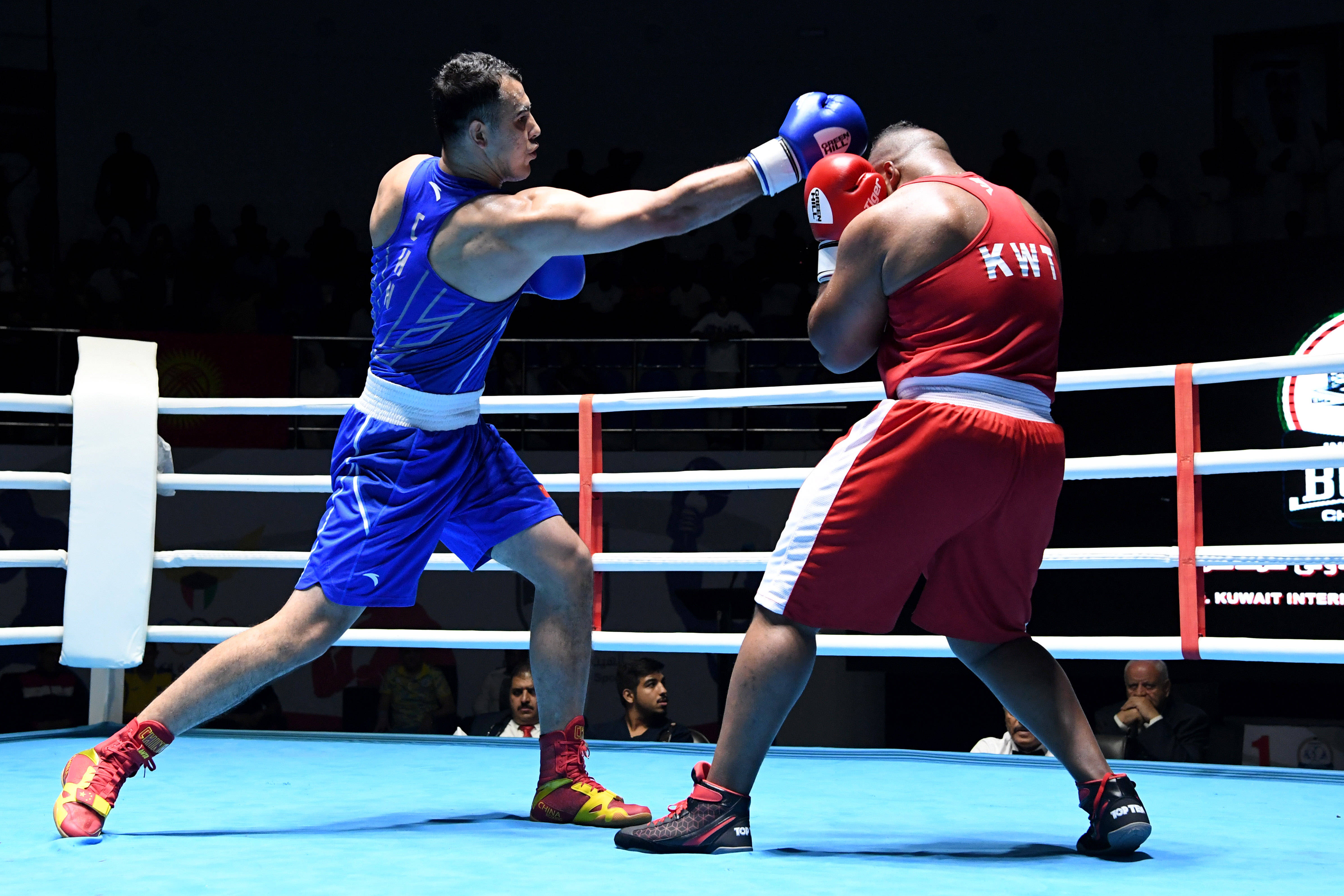 -菲律宾拳击冠军激战求生，获得胜利