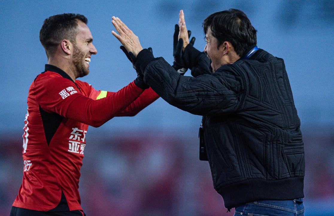 外援大爆发,球队备战总决赛力求卫冕 外援大爆发,球队备战总决赛力求卫冕