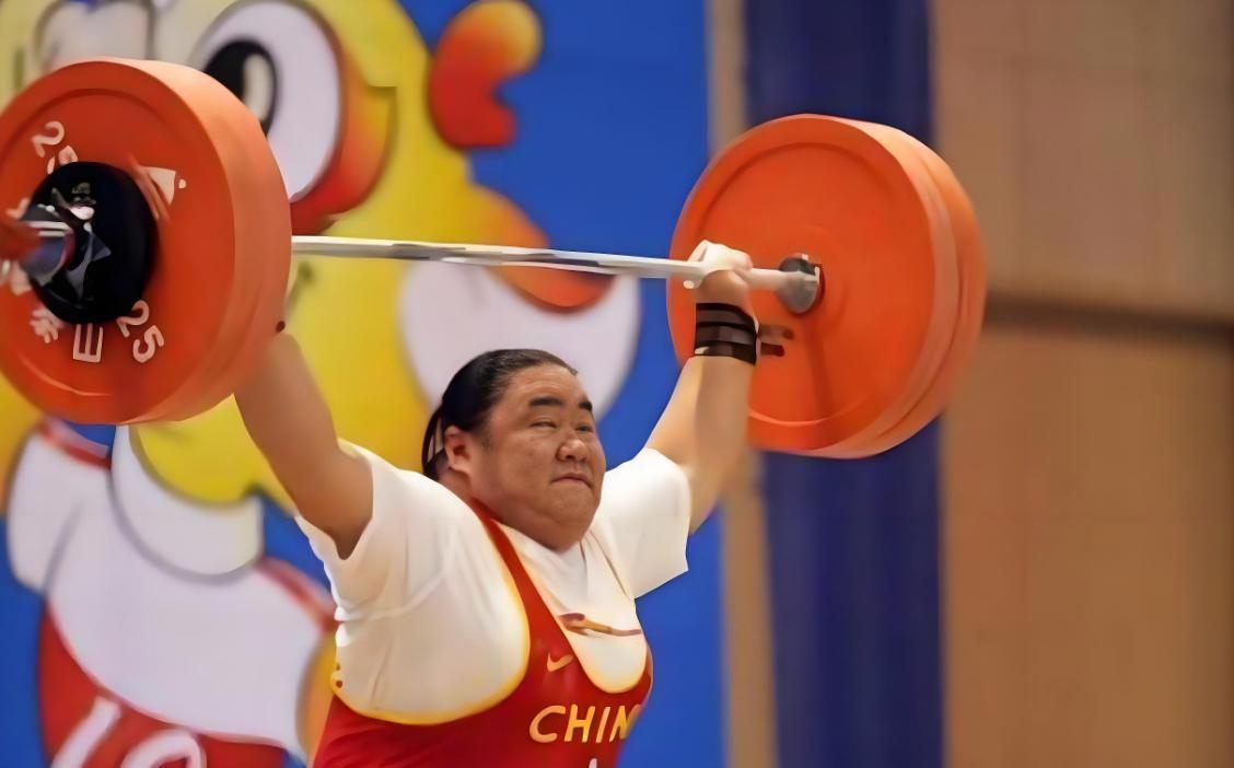 举重比赛惊险一幕,选手突破极限 举重比赛惊险一幕,选手突破极限