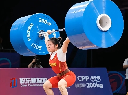 举重比赛惊险一幕,选手突破极限 举重比赛惊险一幕,选手突破极限