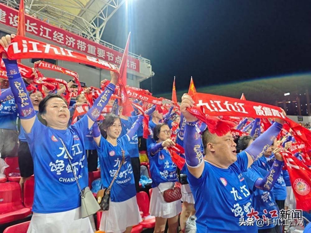 比赛现场气氛紧张刺激,球员们全力以赴拼搏 比赛现场气氛紧张刺激,球员们全力以赴拼搏