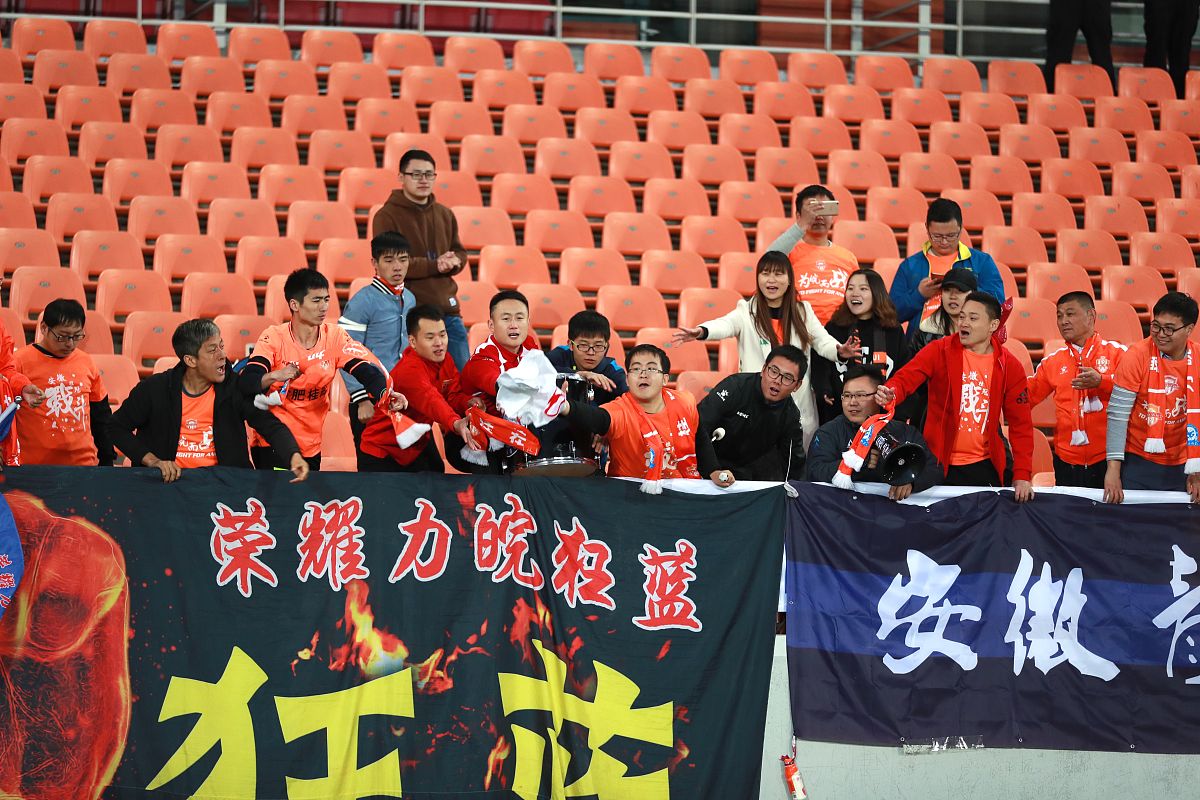 比赛现场气氛紧张刺激,球员们全力以赴拼搏 比赛现场气氛紧张刺激,球员们全力以赴拼搏