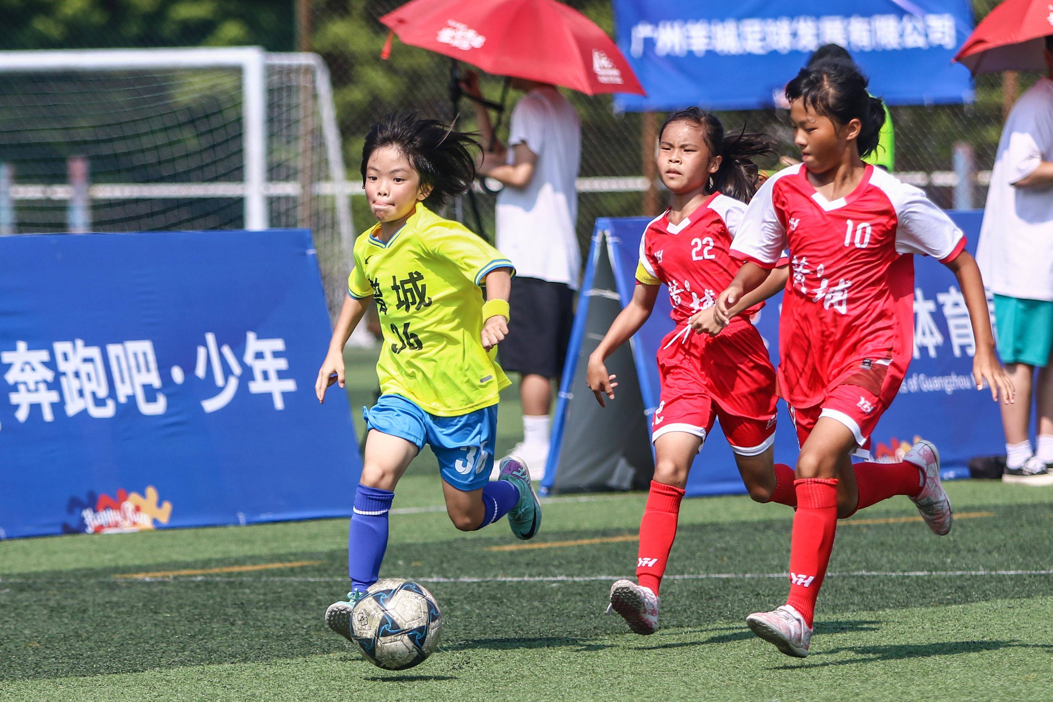 女子足球比赛为观众们带来了无限的观赏乐趣 女子足球比赛为观众们带来了无限的观赏乐趣