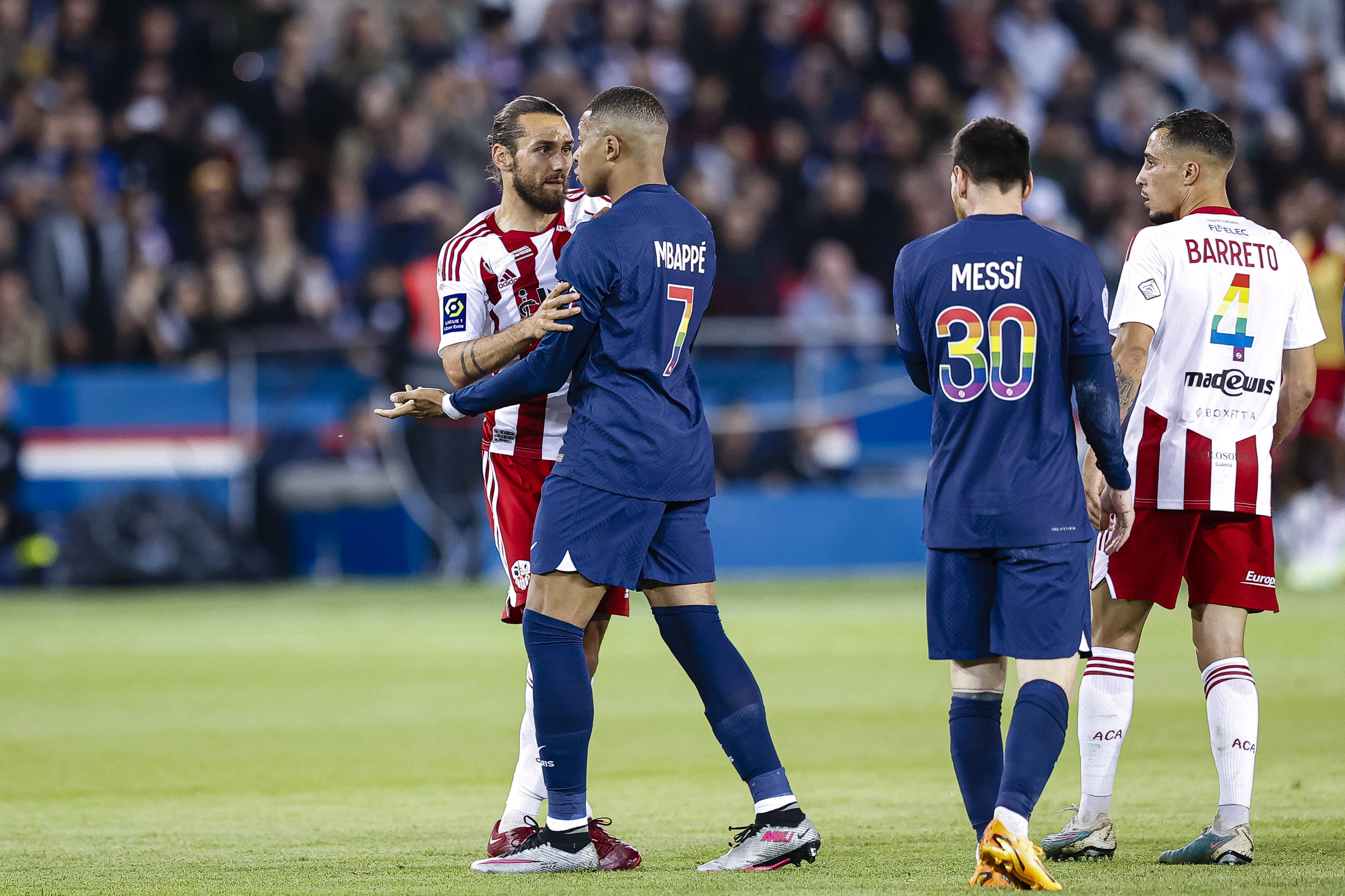 法国主场大胜摩尔多瓦，提前晋级欧洲杯