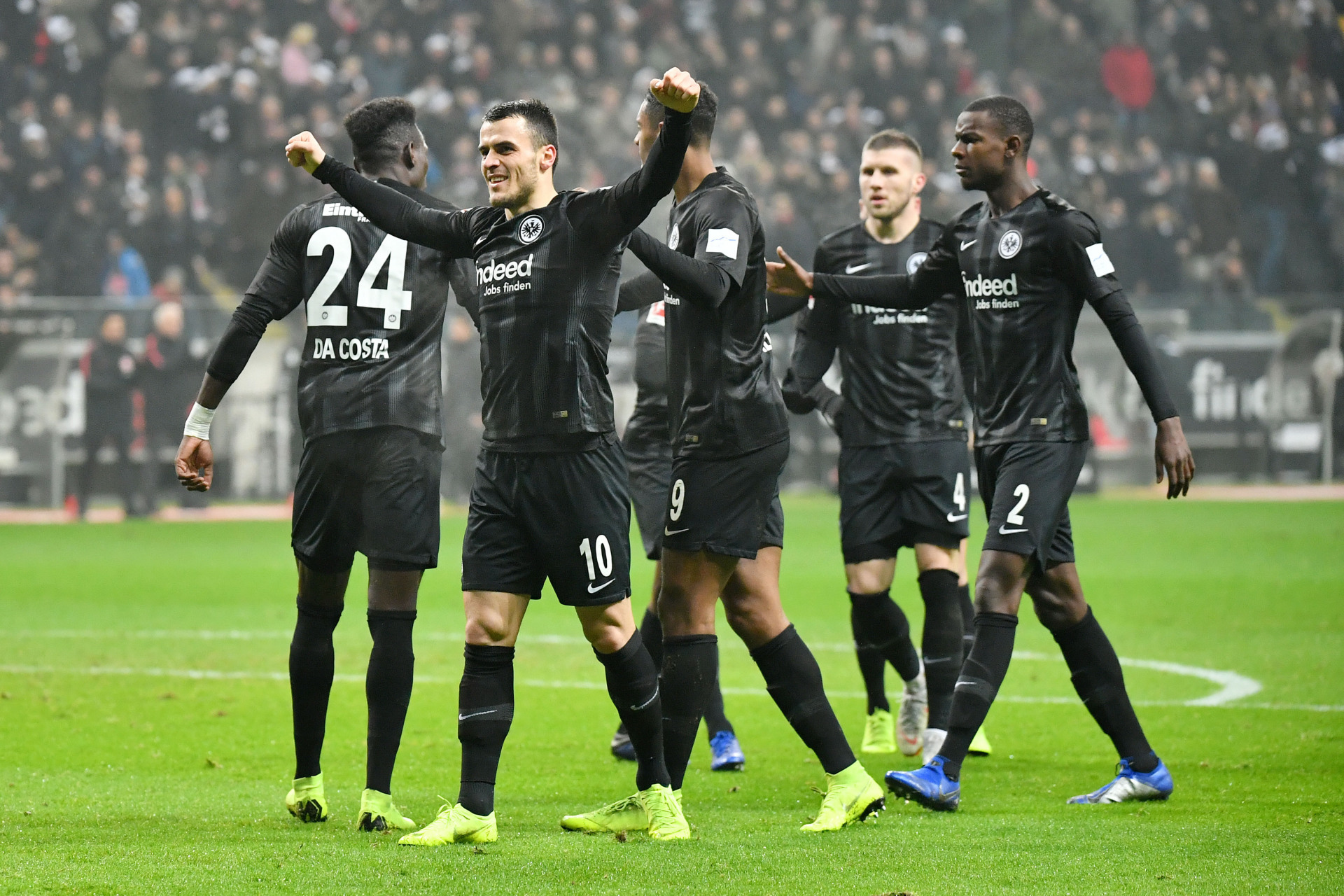 法兰克福击败斯图加特,豪取胜利 法兰克福击败斯图加特,豪取胜利