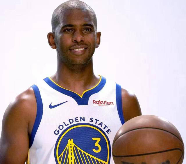 篮球巨星突然宣布退役结束职业生涯