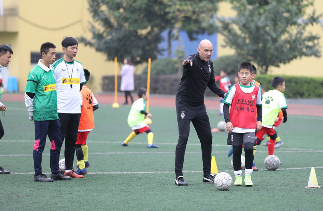 FB体育在线-格拉德巴赫球员坚持不懈追求胜利