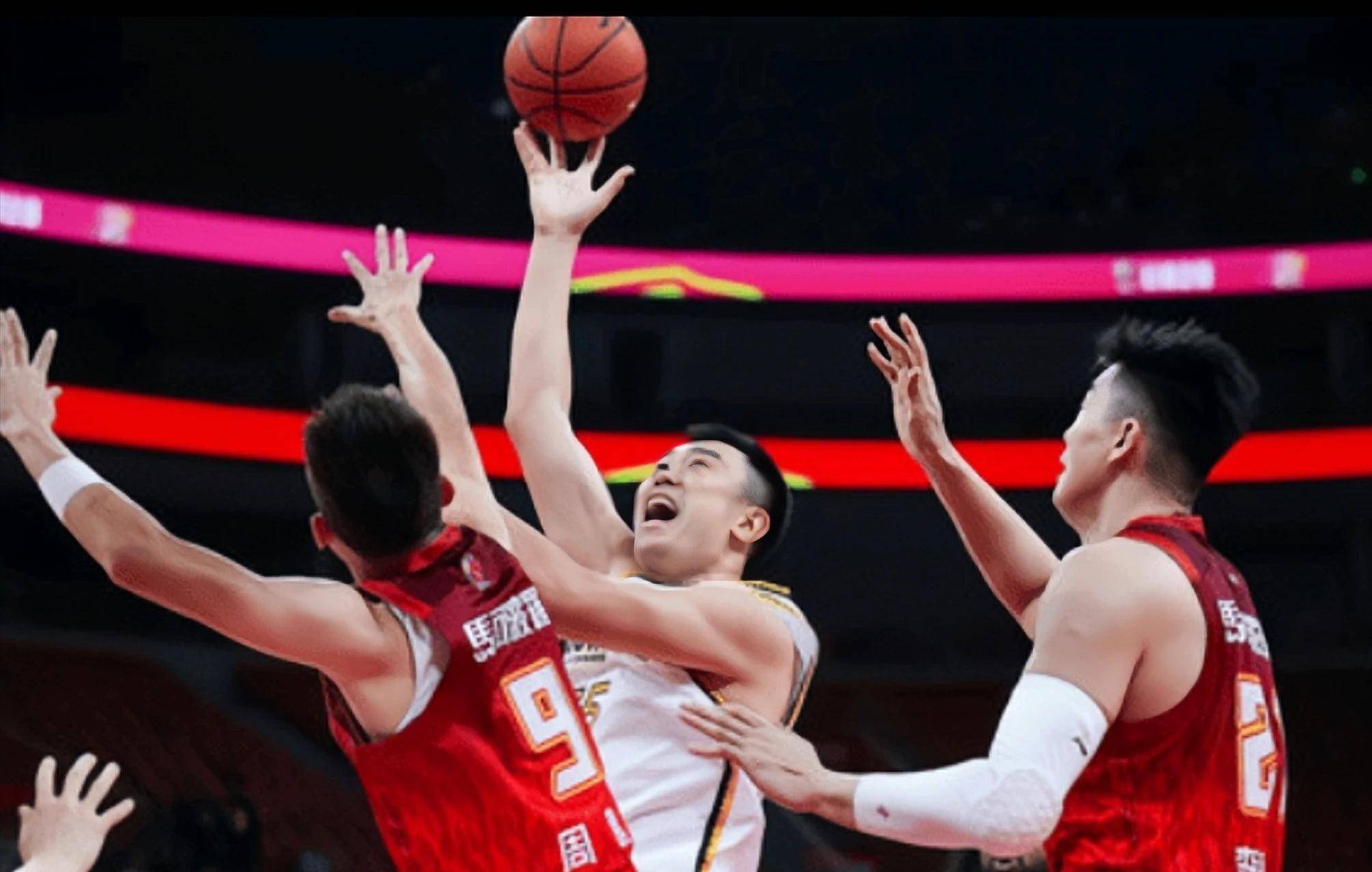 火爆赛场上的精彩瞬间,让观众目不转睛地关注 火爆赛场上的精彩瞬间,让观众目不转睛地关注