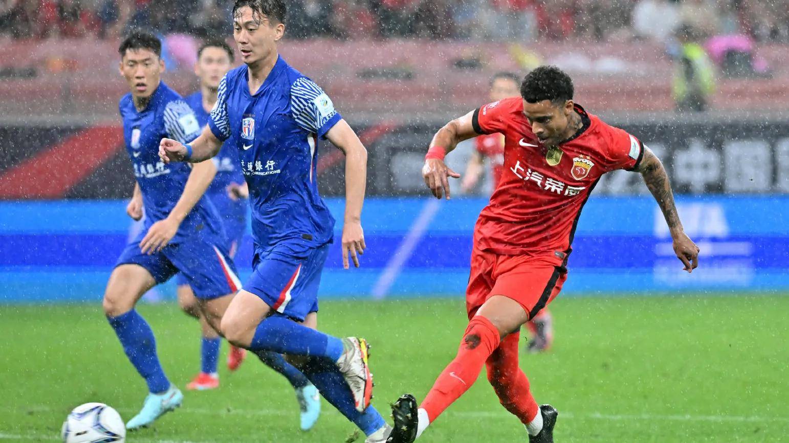 中场调度恰到好处,球队顺利取胜 中场调度恰到好处,球队顺利取胜