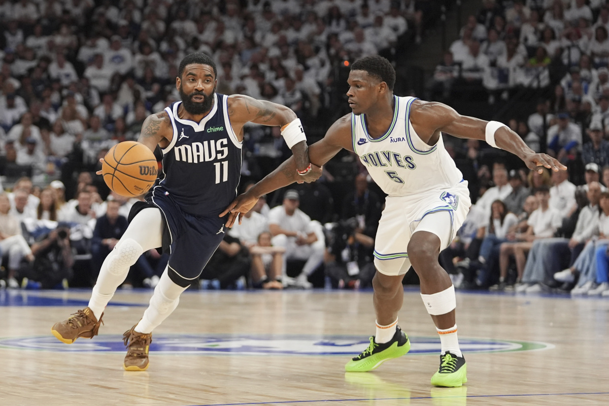 爵士横扫独行侠,新秀表现抢眼 爵士横扫独行侠,新秀表现抢眼