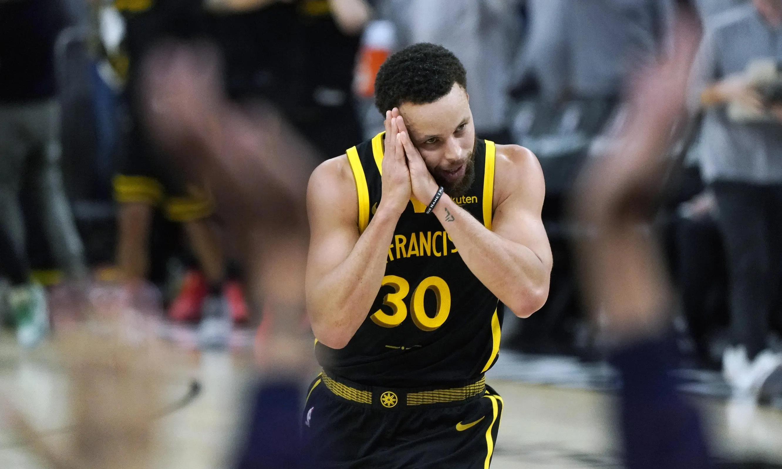 FB体育在线-勇士大胜马刺，取得四连胜