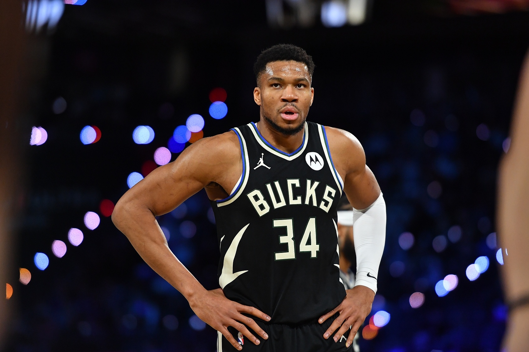 雄鹿主场险胜马刺,米德尔顿33分8篮板 雄鹿主场险胜马刺,米德尔顿33分8篮板