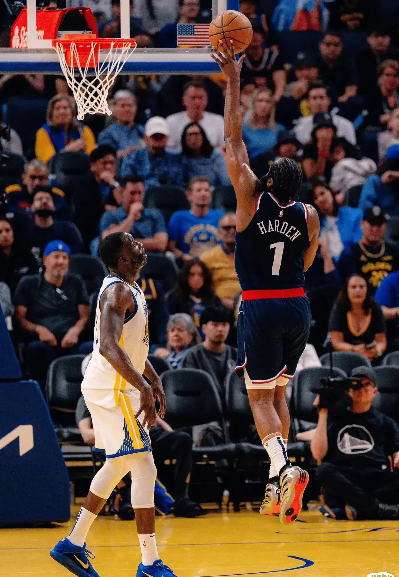 火箭不敌雄鹿,哈登失准三分低迷表现 火箭不敌雄鹿,哈登失准三分低迷表现