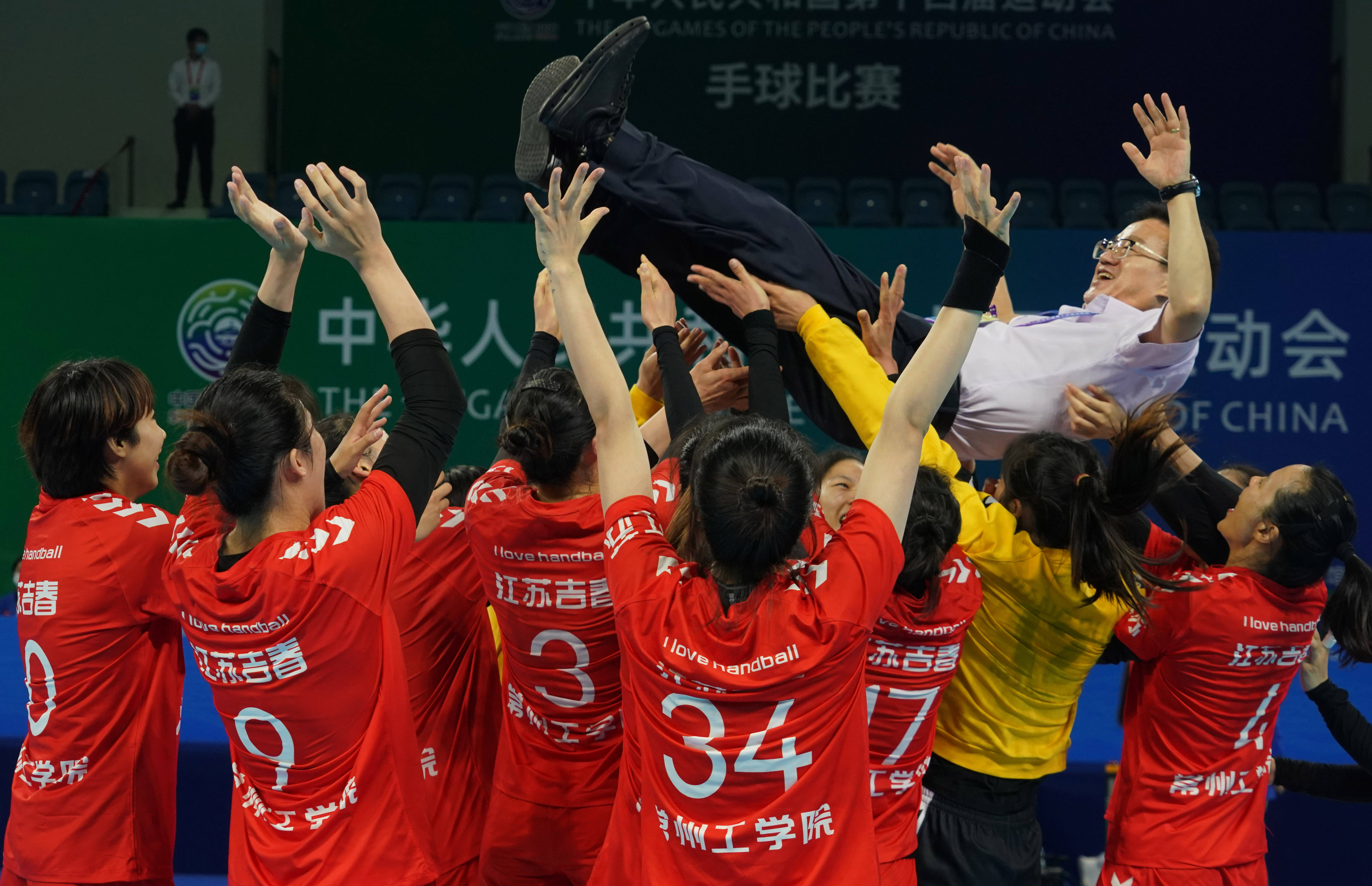 厄立特里亚选手在乒乓球比赛中夺得金牌,举手庆祝 厄立特里亚选手在乒乓球比赛中夺得金牌,举手庆祝